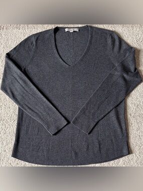 🌺Loft dark gray v-neck sweater. Size M.